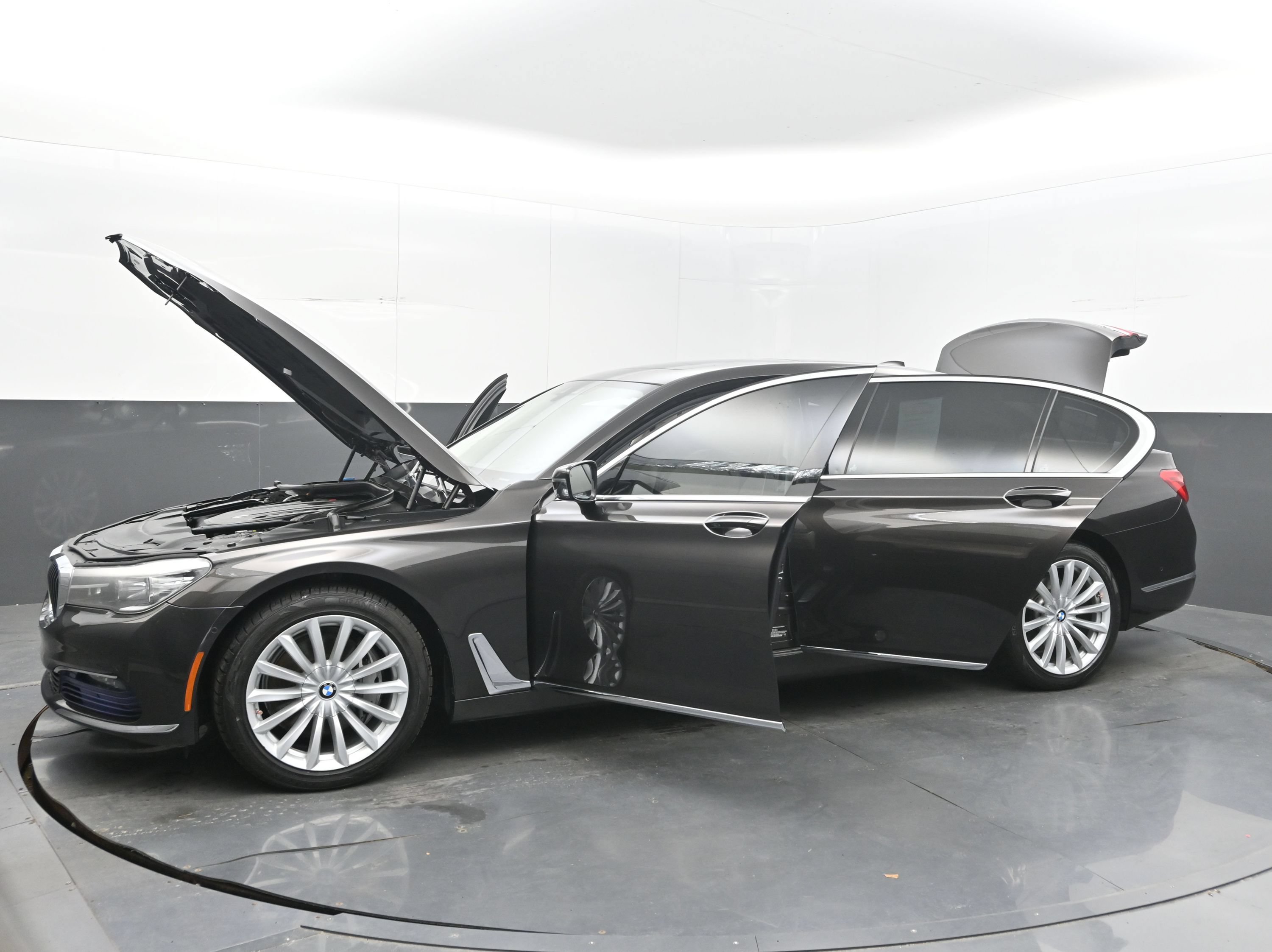 Used 2017 BMW 740i xDrive AWD/4WD image 41