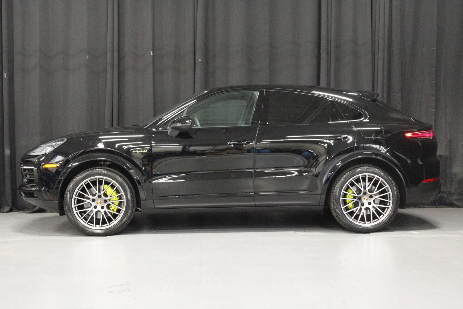 Certified 2022 Porsche Cayenne Platinum Edition AWD/4WD image 2