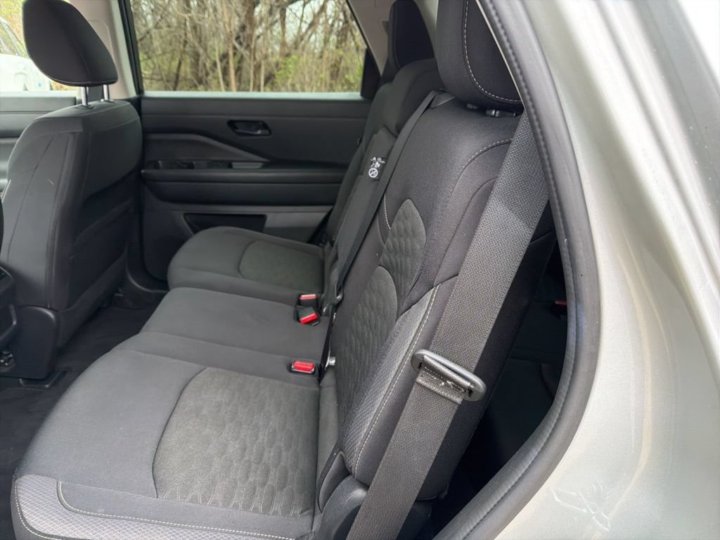 Used 2024 Nissan Pathfinder SV FWD image 17