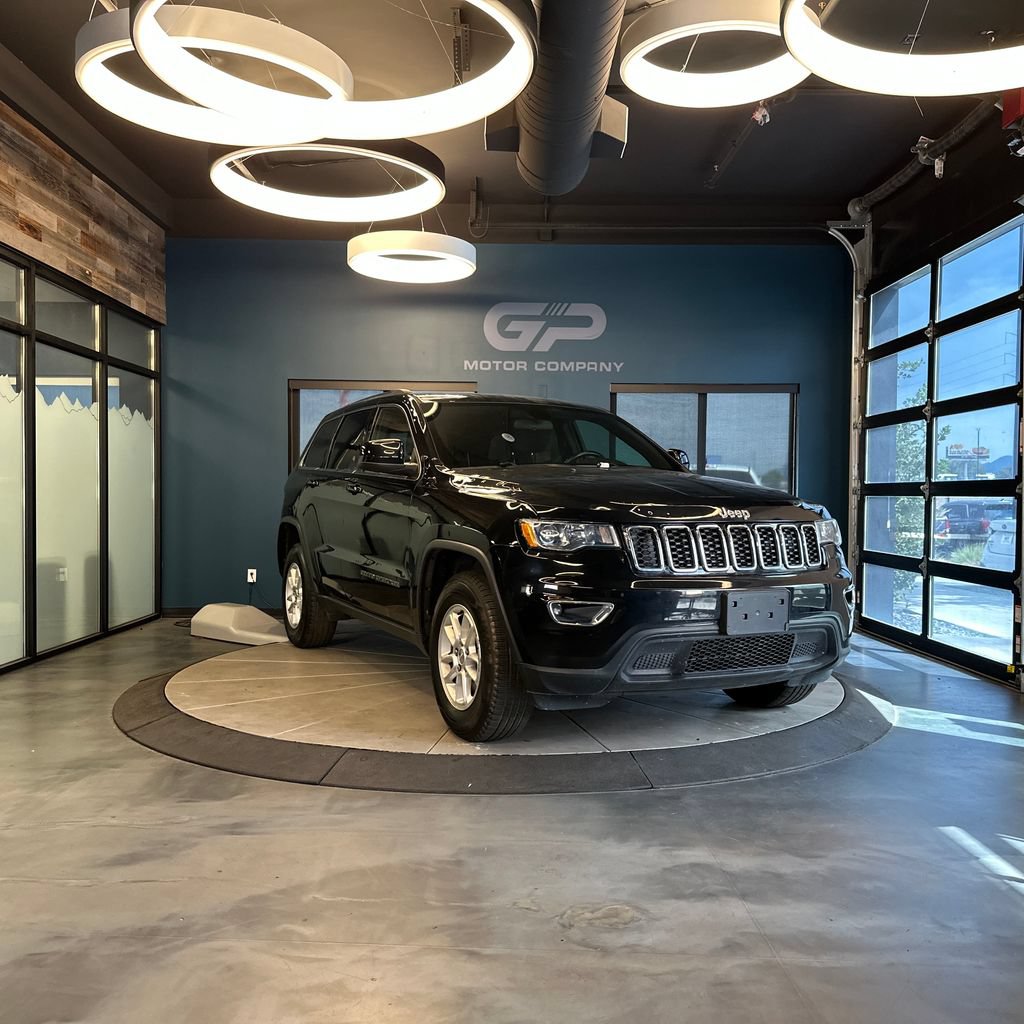 Used 2019 Jeep Grand Cherokee Laredo w/ Security & Convenience Group AWD/4WD image 1