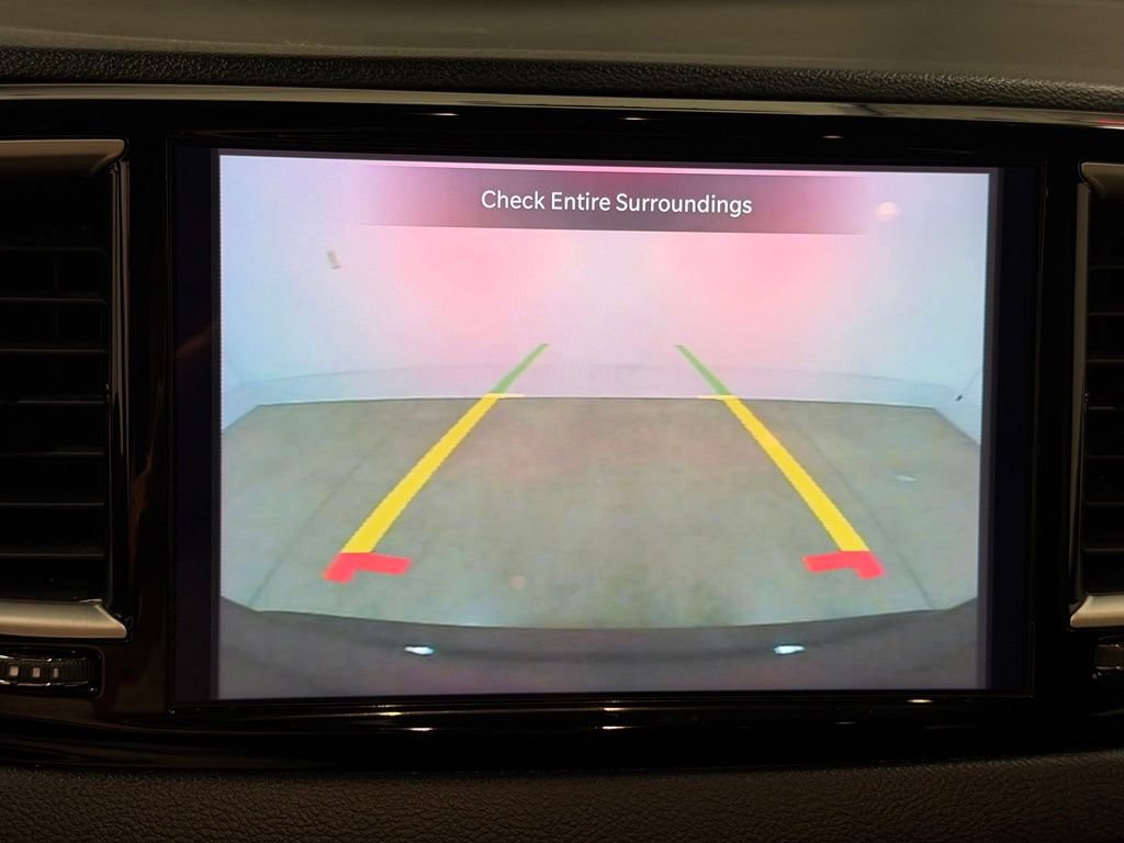 Used 2025 Chrysler Pacifica Select FWD image 3