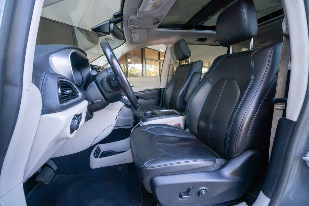 Used 2021 Chrysler Pacifica Touring-L w/ Uconnect Theater Family Group FWD image 8