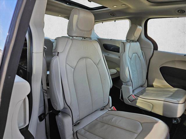 Used 2017 Chrysler Pacifica Limited image 23