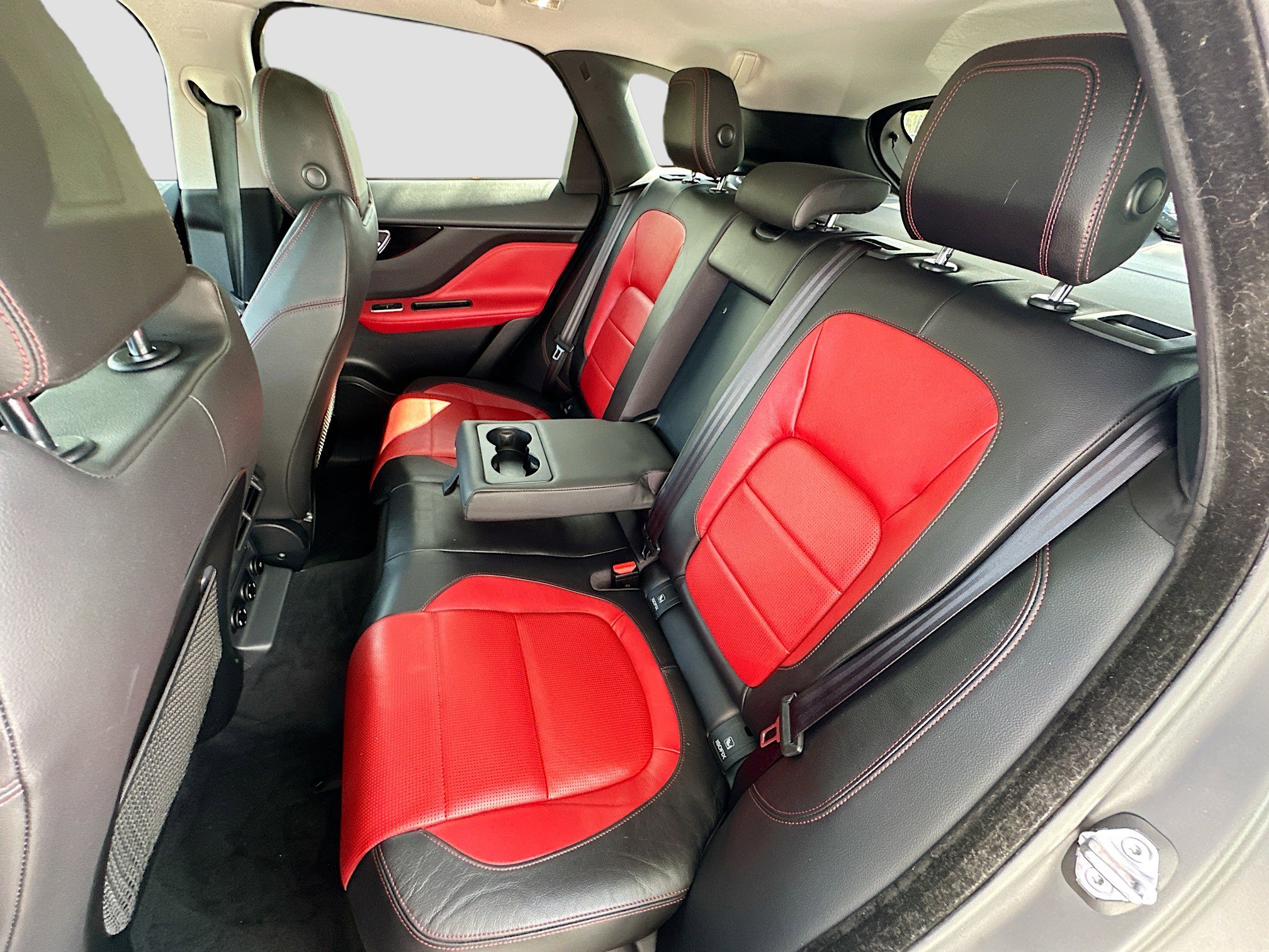 Used 2018 Jaguar F-PACE R-Sport image 25