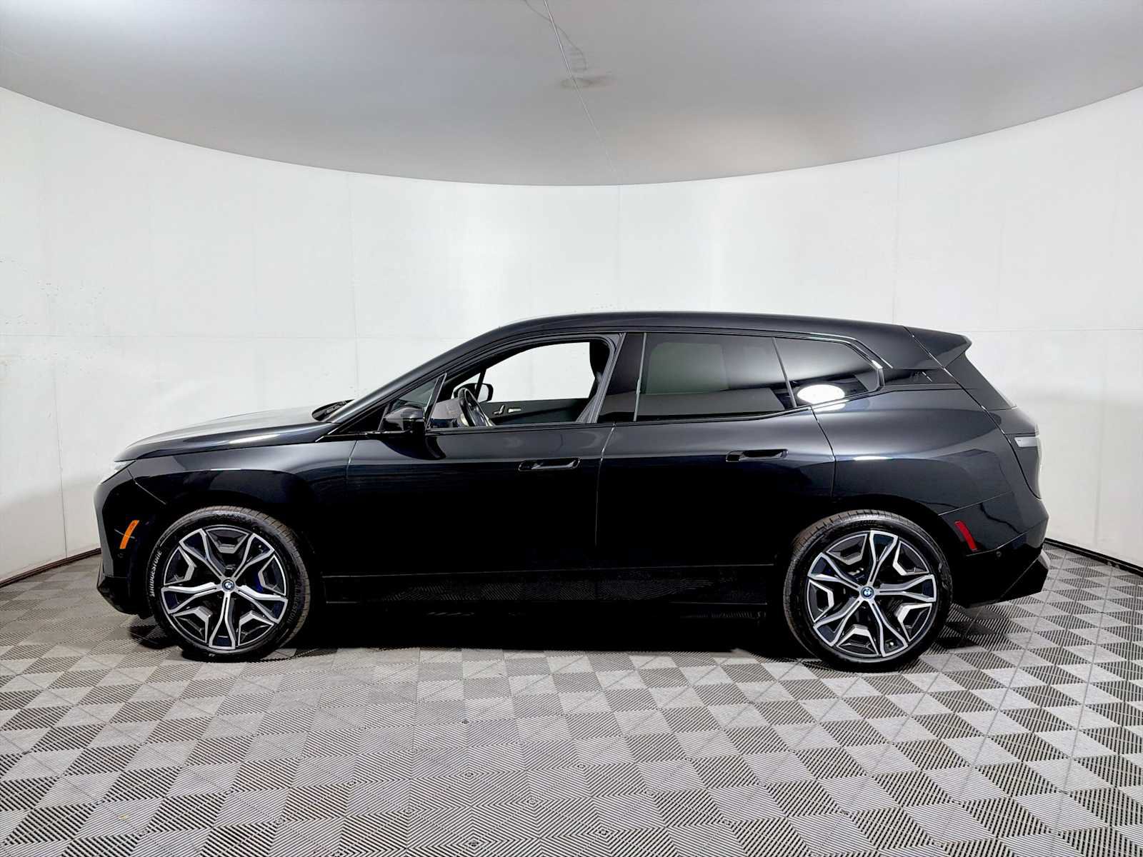 Used 2024 BMW iX xDrive50 w/ Premium Package AWD/4WD image 4