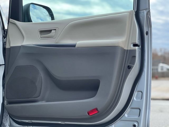 Used 2017 Toyota Sienna L FWD image 21