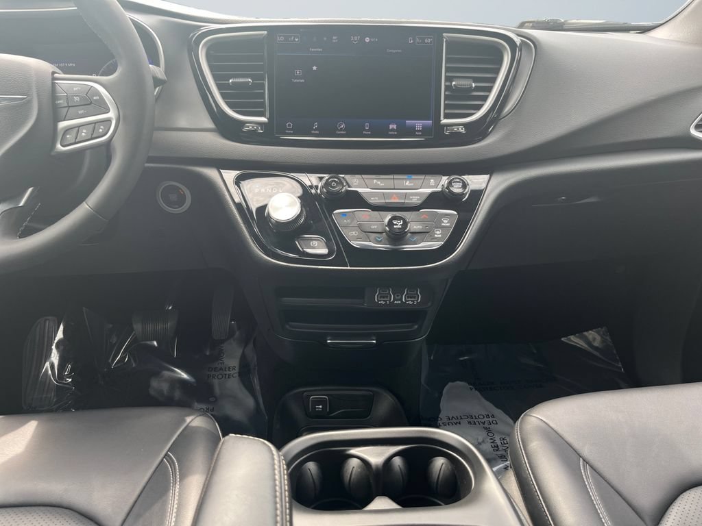 Used 2025 Chrysler Pacifica Select FWD image 11