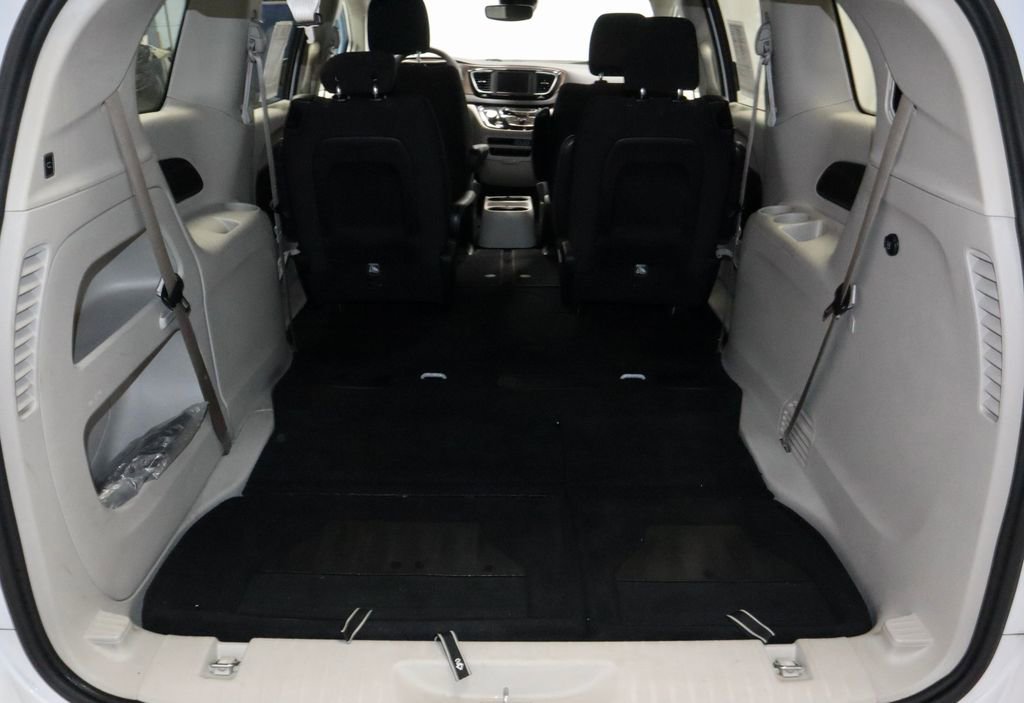Used 2023 Chrysler Voyager LX image 13