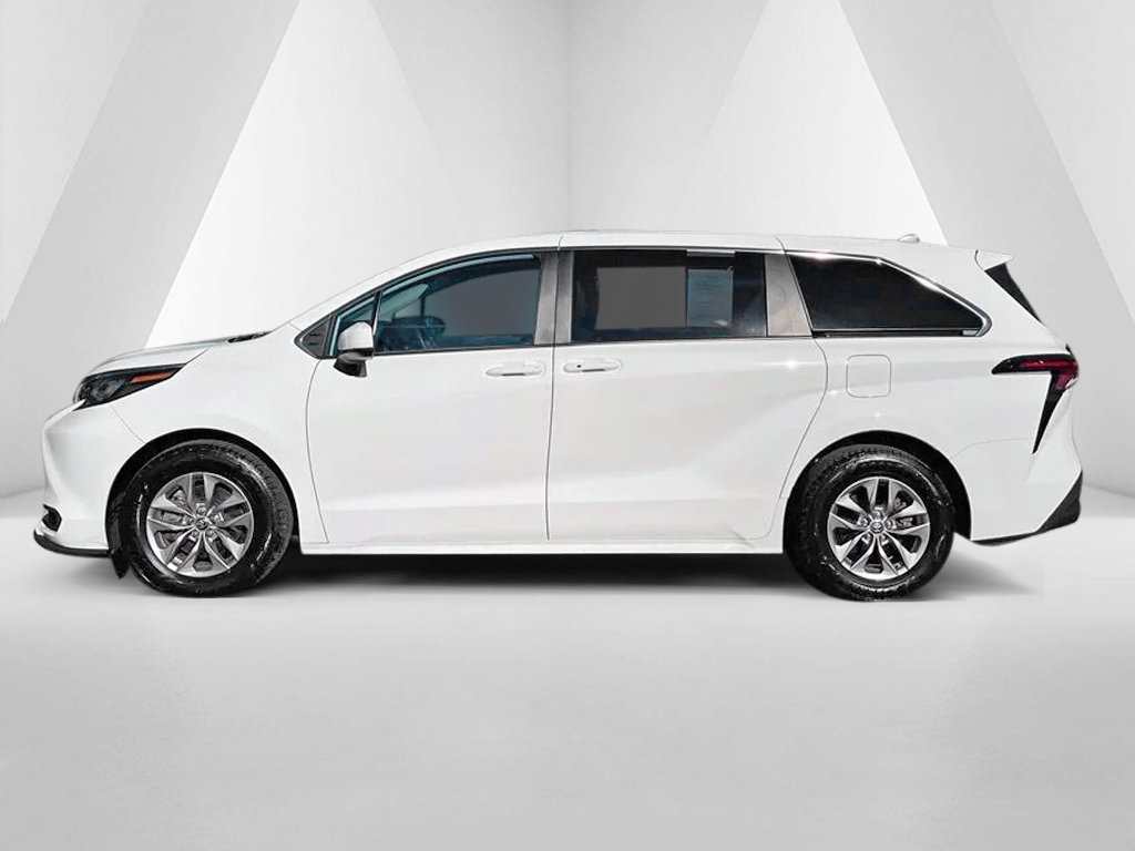 Used 2024 Toyota Sienna LE FWD image 5