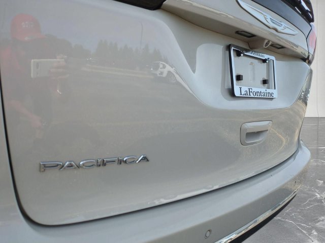 Used 2017 Chrysler Pacifica Touring-L Plus FWD image 10