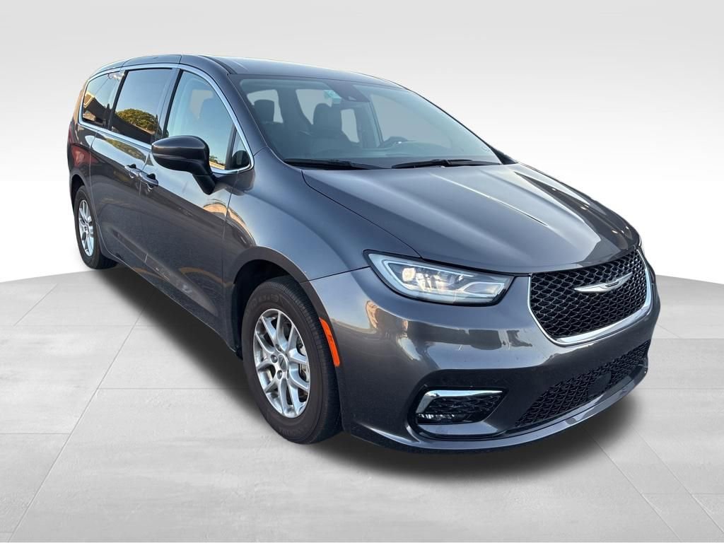 Used 2023 Chrysler Pacifica Touring-L image 8