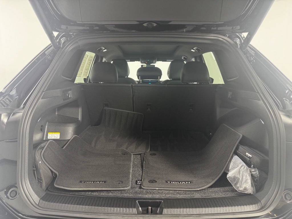 Used 2025 Volkswagen Tiguan SE R-Line AWD/4WD image 17