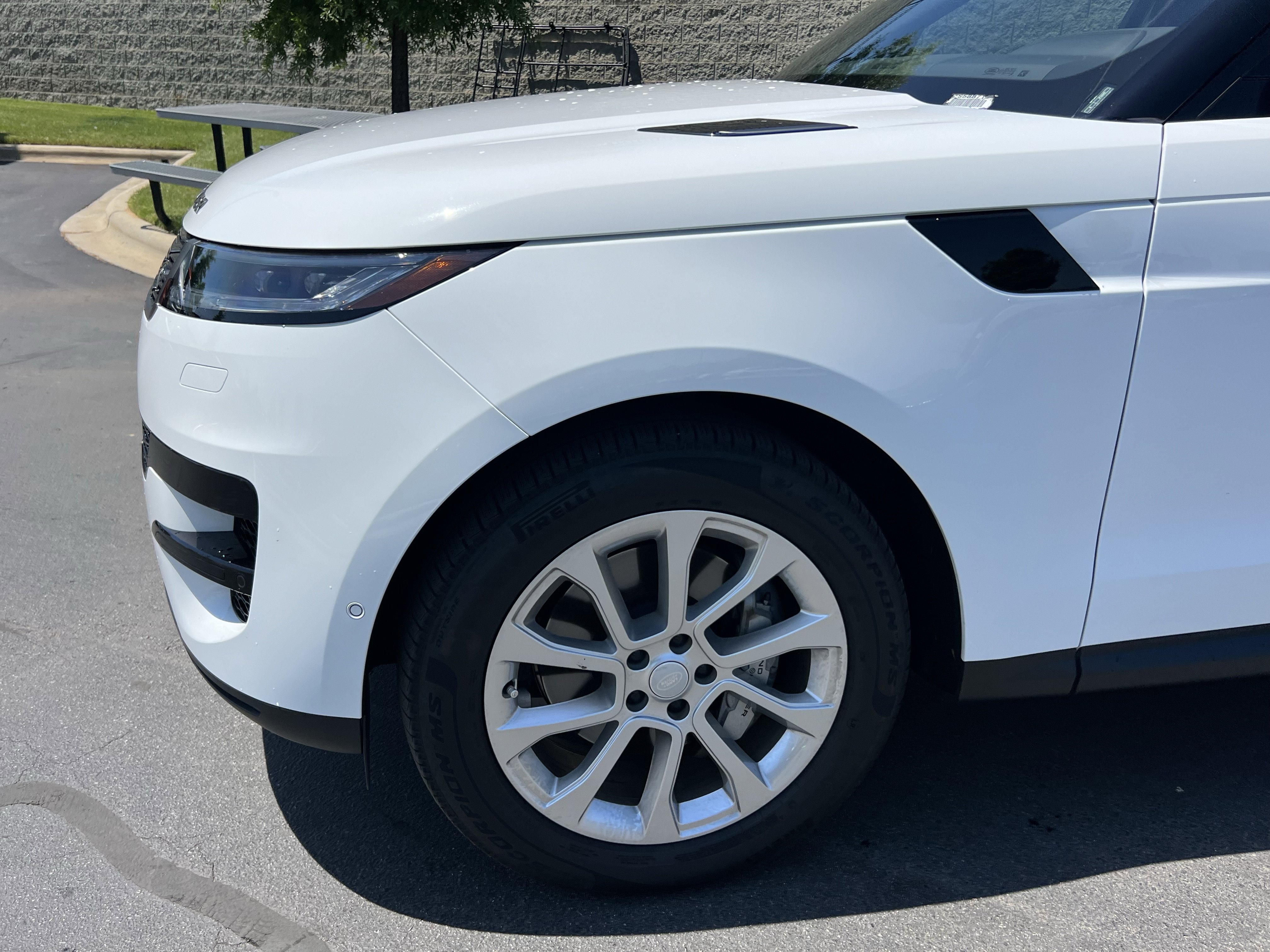 Used 2025 Land Rover Range Rover Sport S AWD/4WD image 13