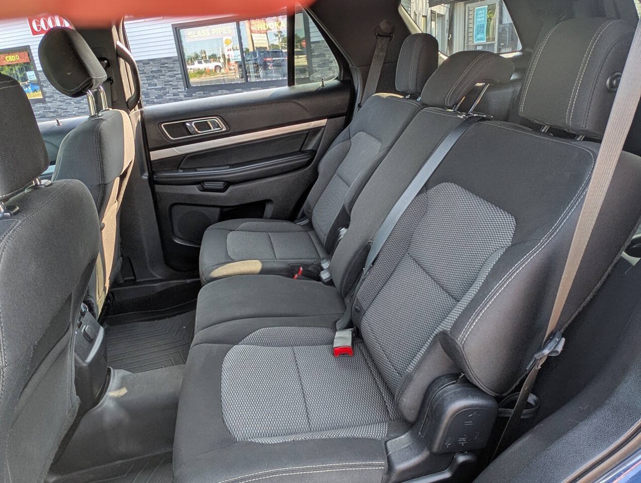 Used 2017 Ford Explorer XLT w/ Equipment Group 201A AWD/4WD image 15