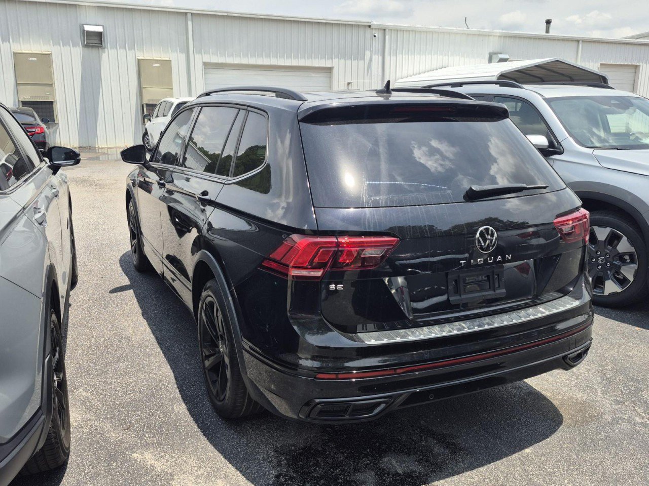 Used 2023 Volkswagen Tiguan SE R-Line FWD image 2