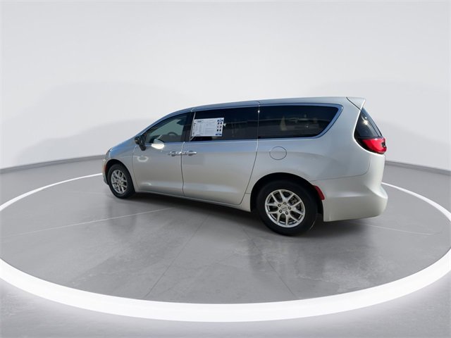 Used 2024 Chrysler Pacifica Touring-L image 6