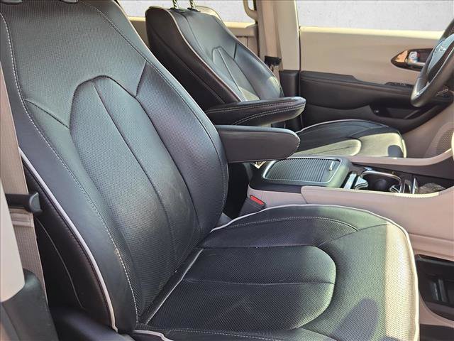 Used 2023 Chrysler Pacifica Limited FWD image 14