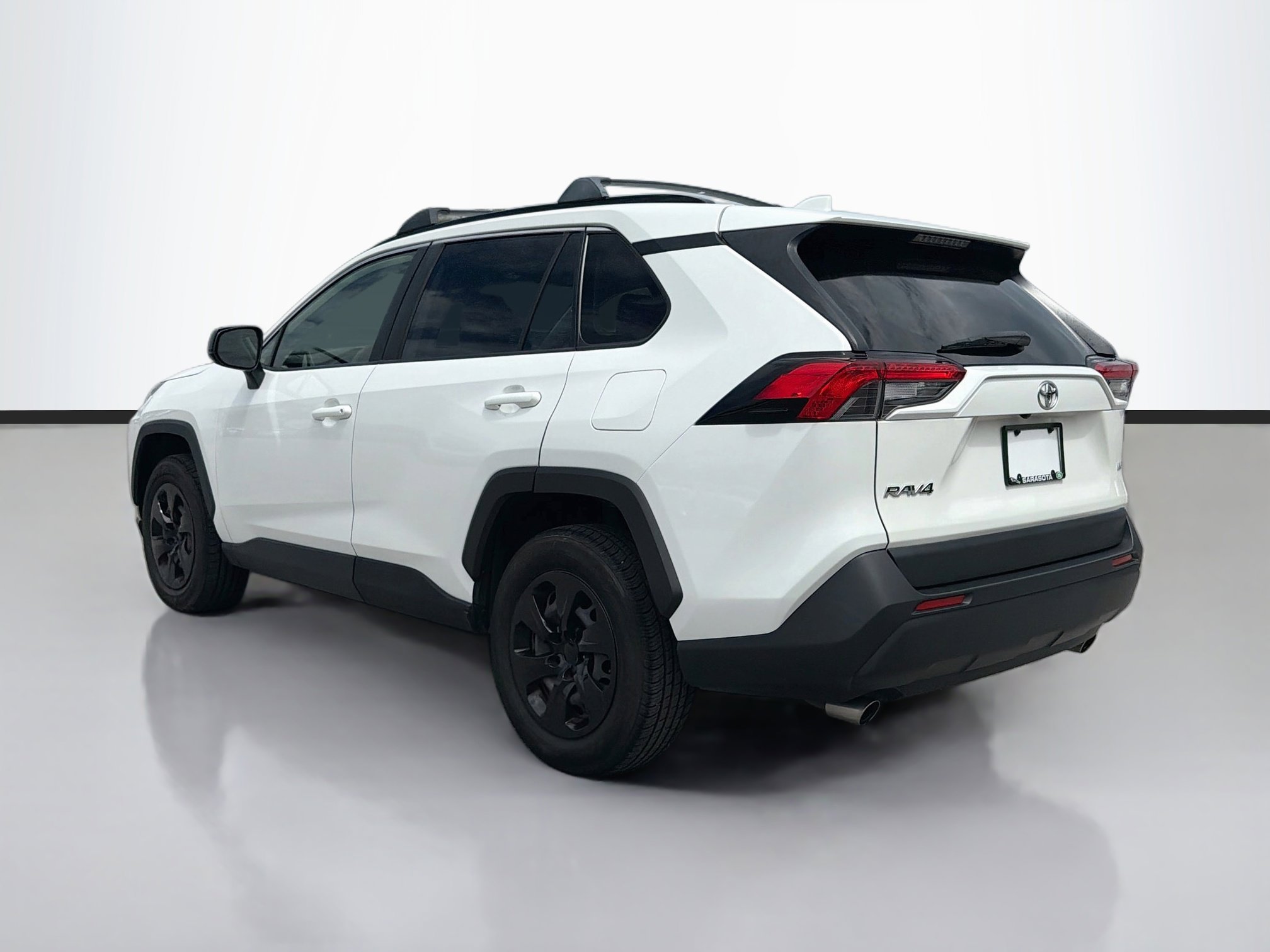 Used 2019 Toyota RAV4 LE FWD image 3