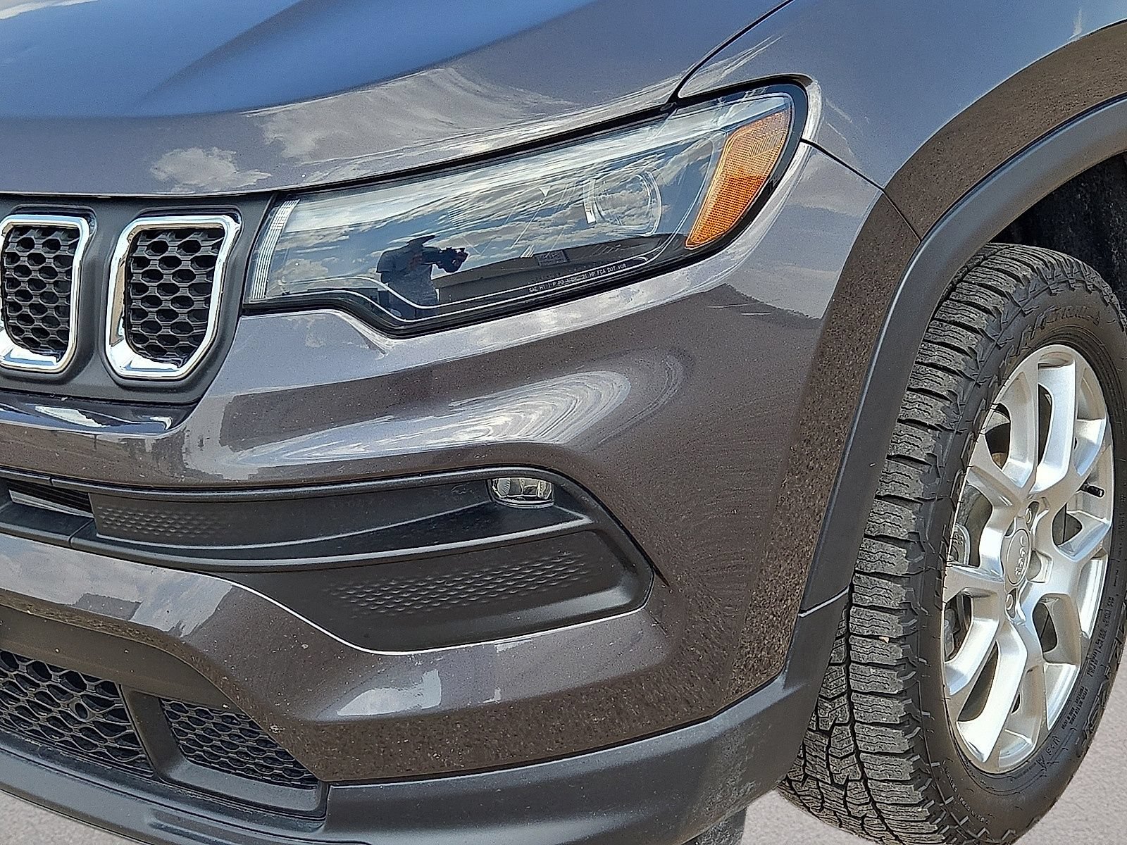 Used 2023 Jeep Compass Latitude w/ Sun and Sound Group AWD/4WD image 9