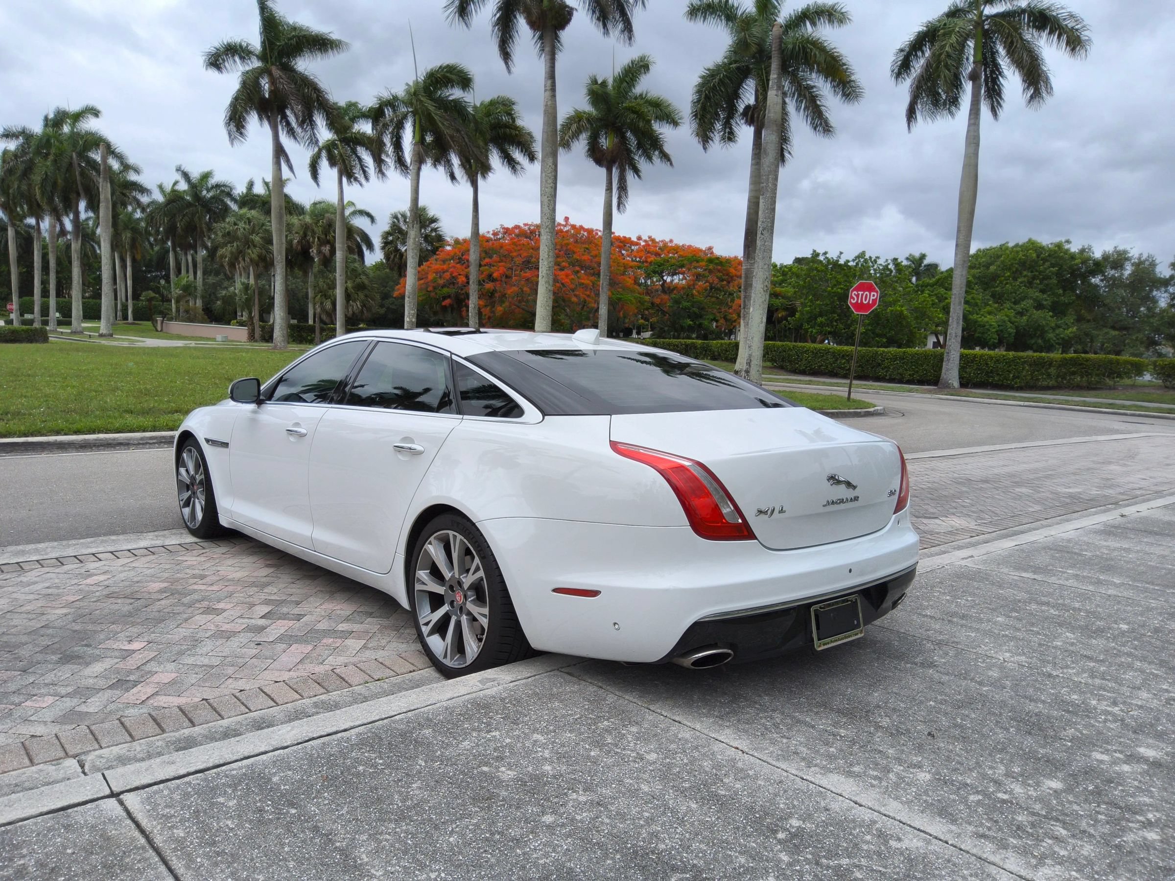 Used 2019 Jaguar XJ L Portfolio RWD image 5