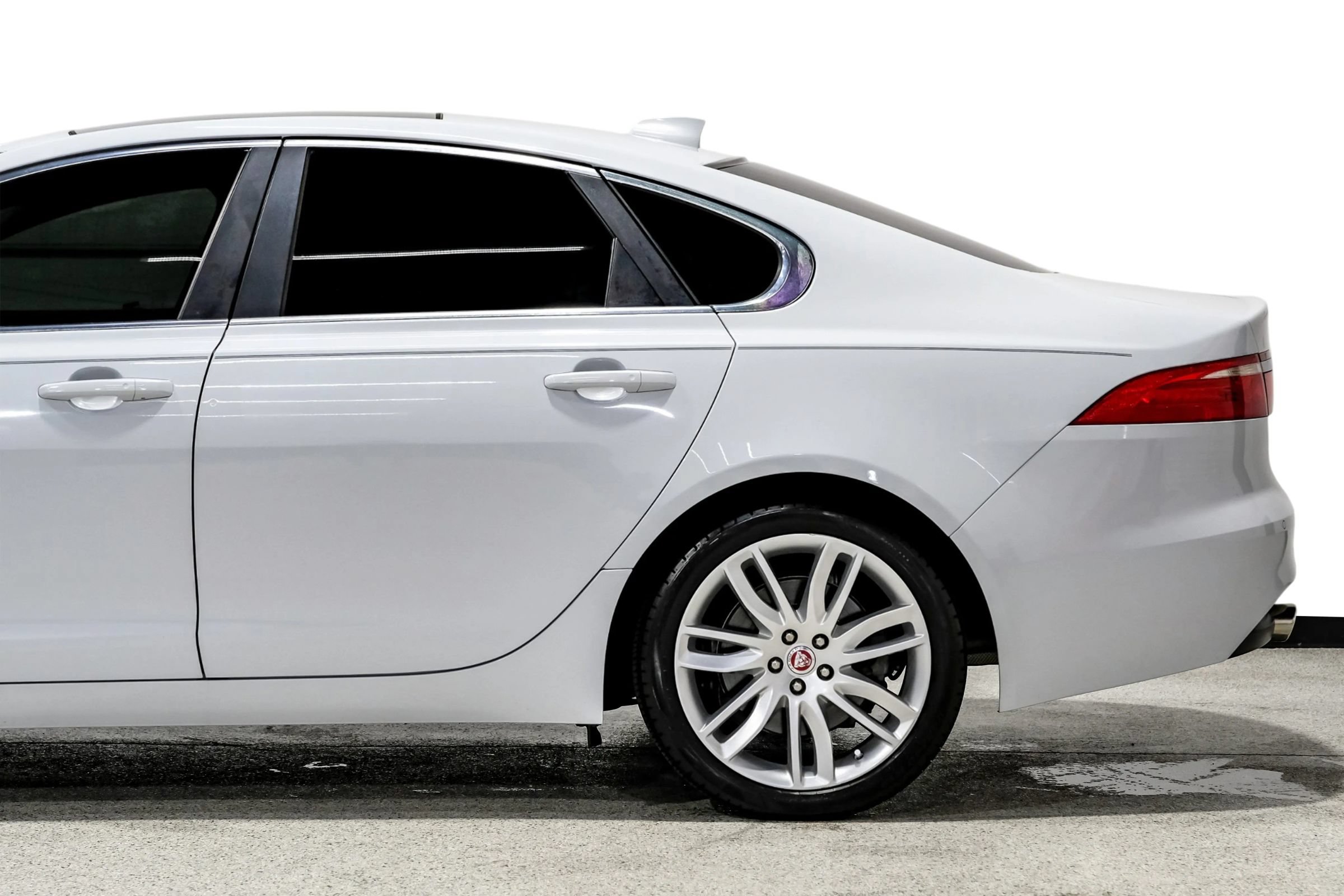 Used 2018 Jaguar XF Portfolio RWD image 15