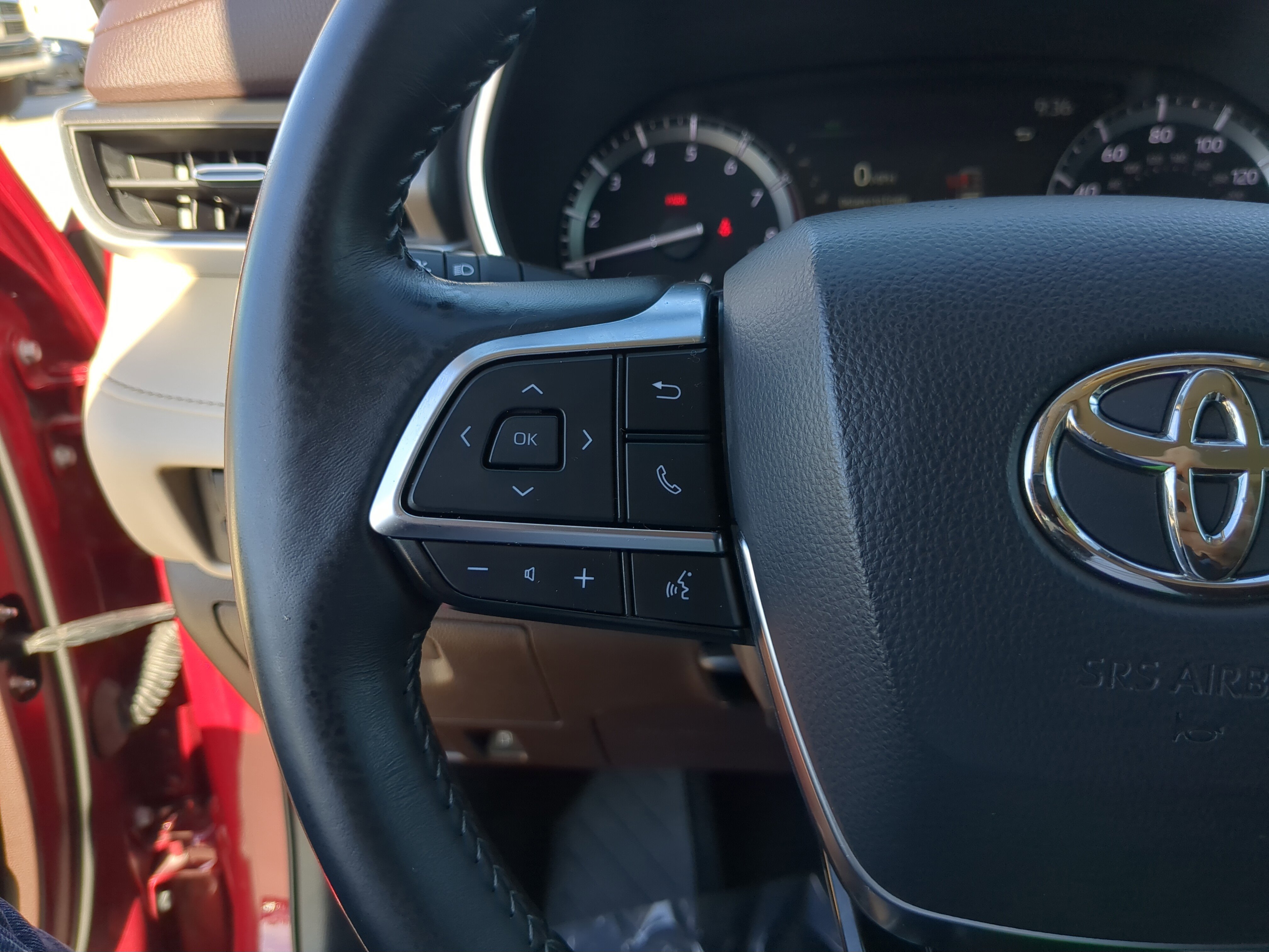 Used 2020 Toyota Highlander XLE image 28