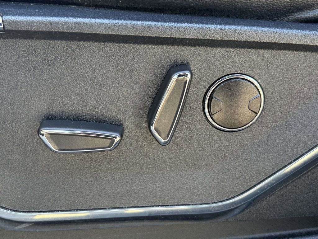 Used 2022 Ford F150 Lightning Lariat image 22