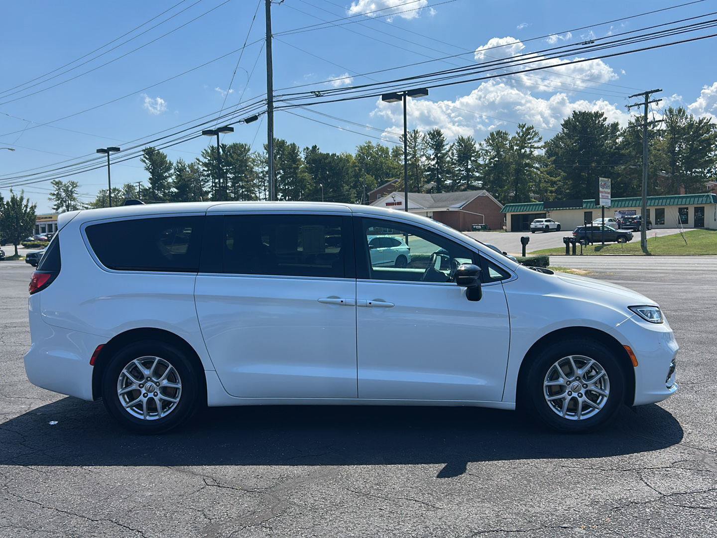 Used 2025 Chrysler Pacifica Select FWD image 10