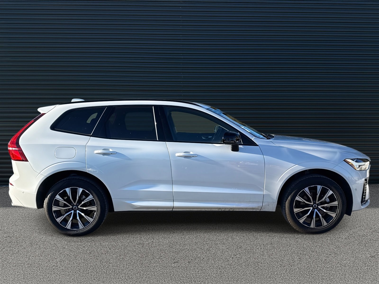 Certified 2025 Volvo XC60 B5 Plus image 4