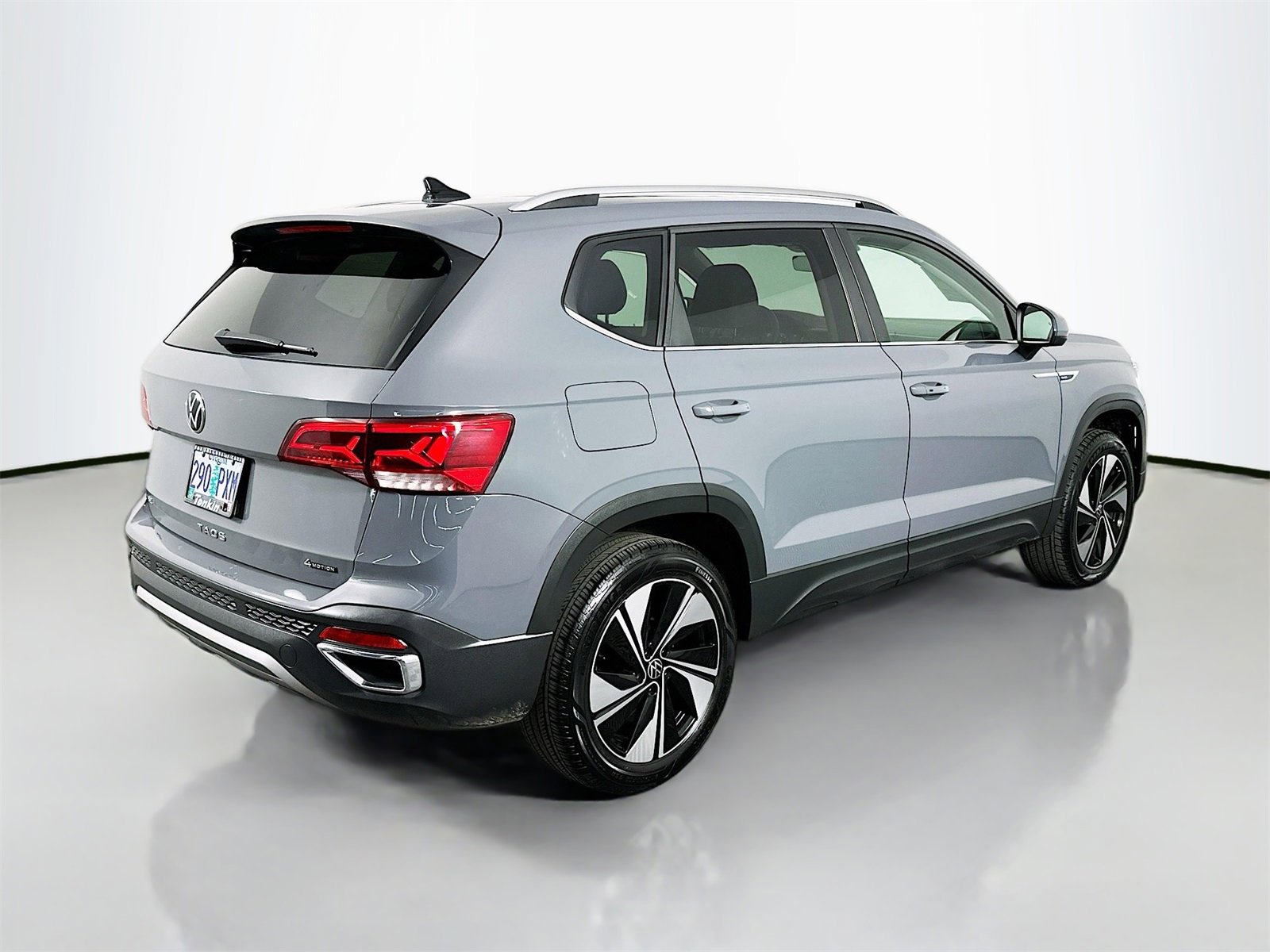 Used 2024 Volkswagen Taos SE w/ Panoramic Sunroof Package image 7