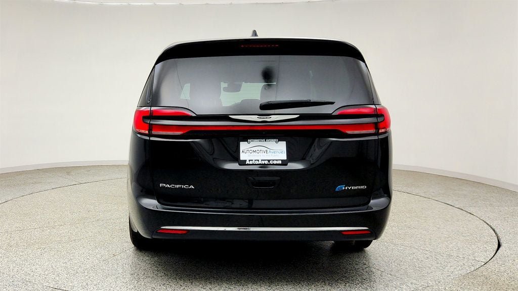 Used 2022 Chrysler Pacifica Touring-L FWD image 6