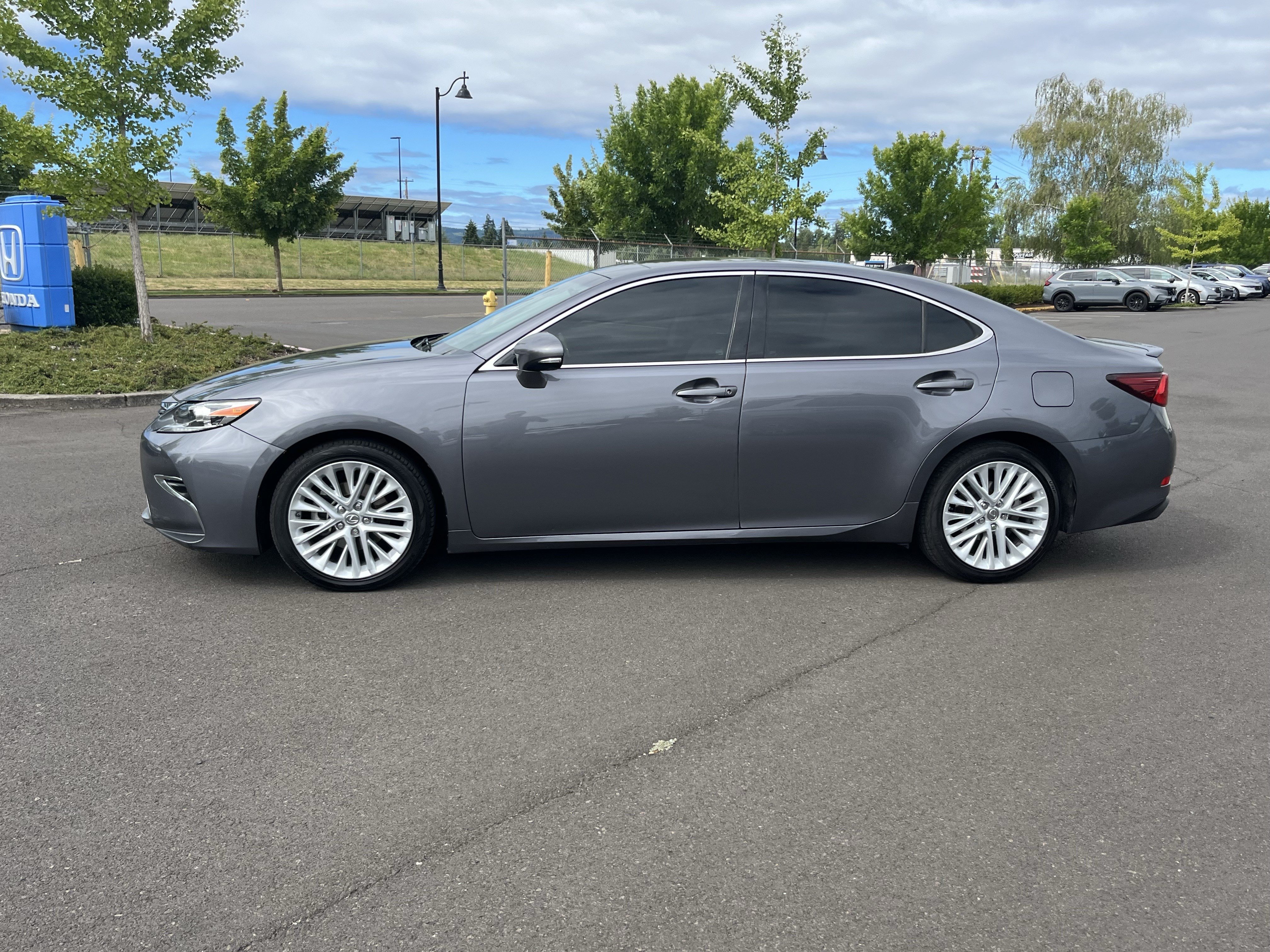 Used 2016 Lexus ES 350 w/ Luxury Package w/Wood Trim FWD image 2
