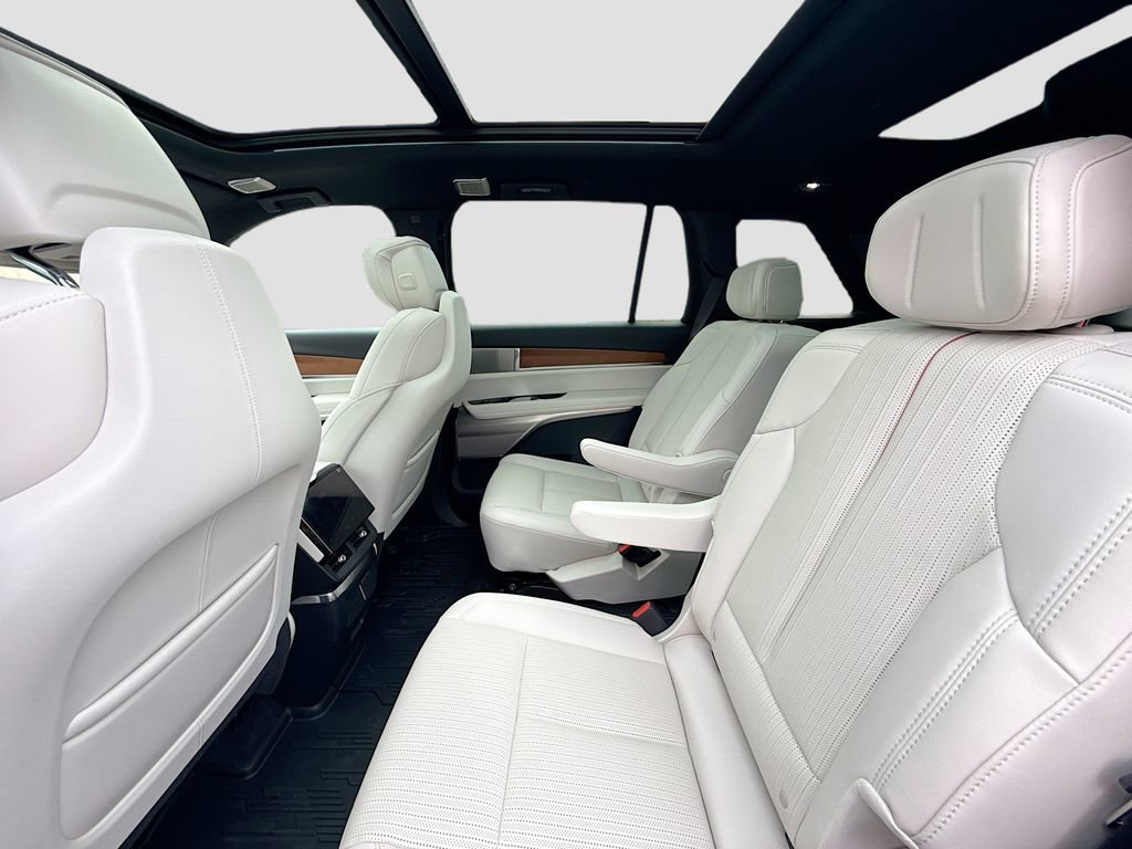 New 2026 Cadillac Vistiq Sport w/ LPO, Floor Liner Package image 25