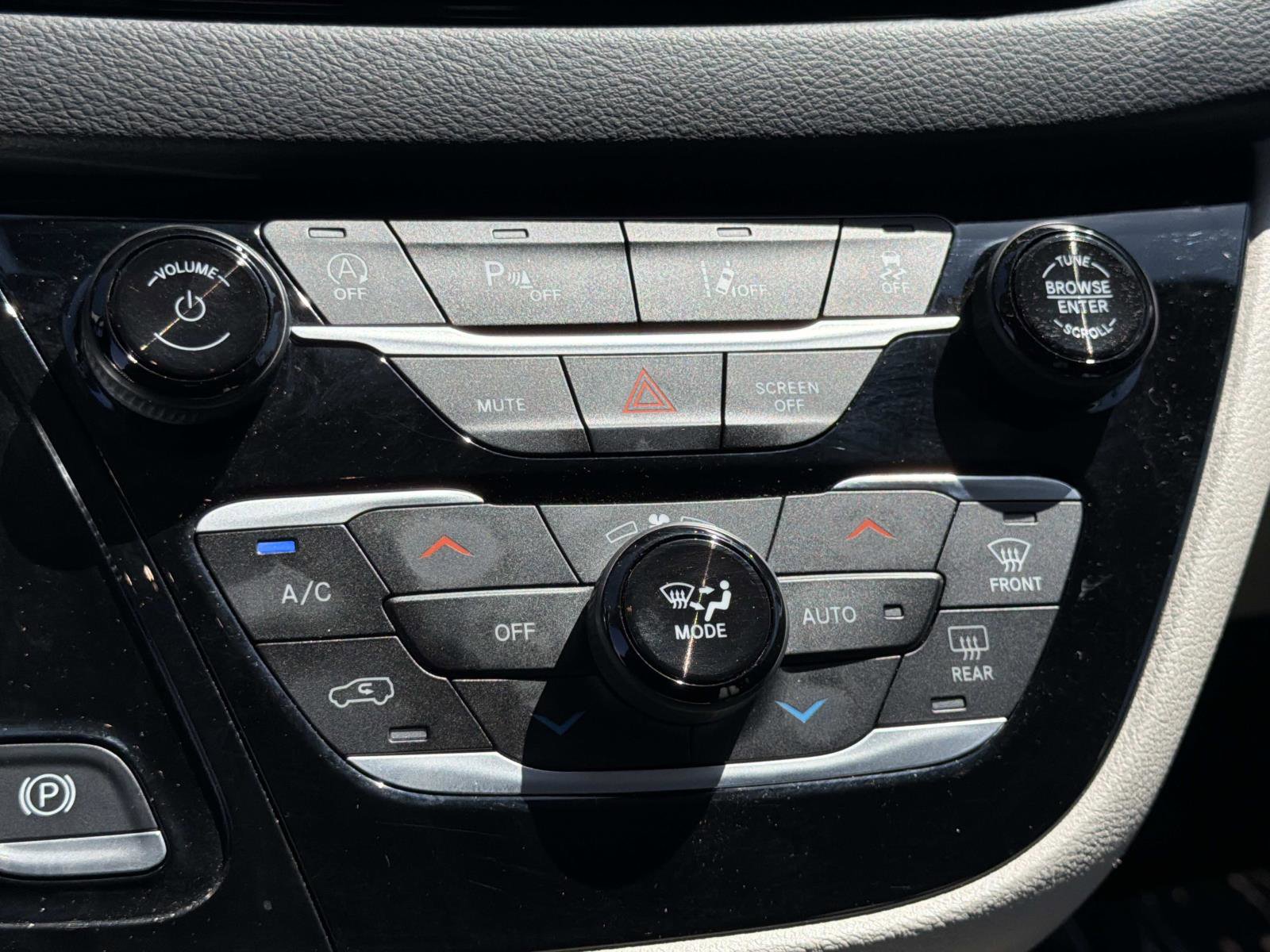 Used 2023 Chrysler Pacifica Touring-L FWD image 13