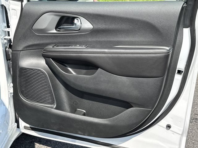 New 2027 Chrysler Pacifica Select FWD image 14