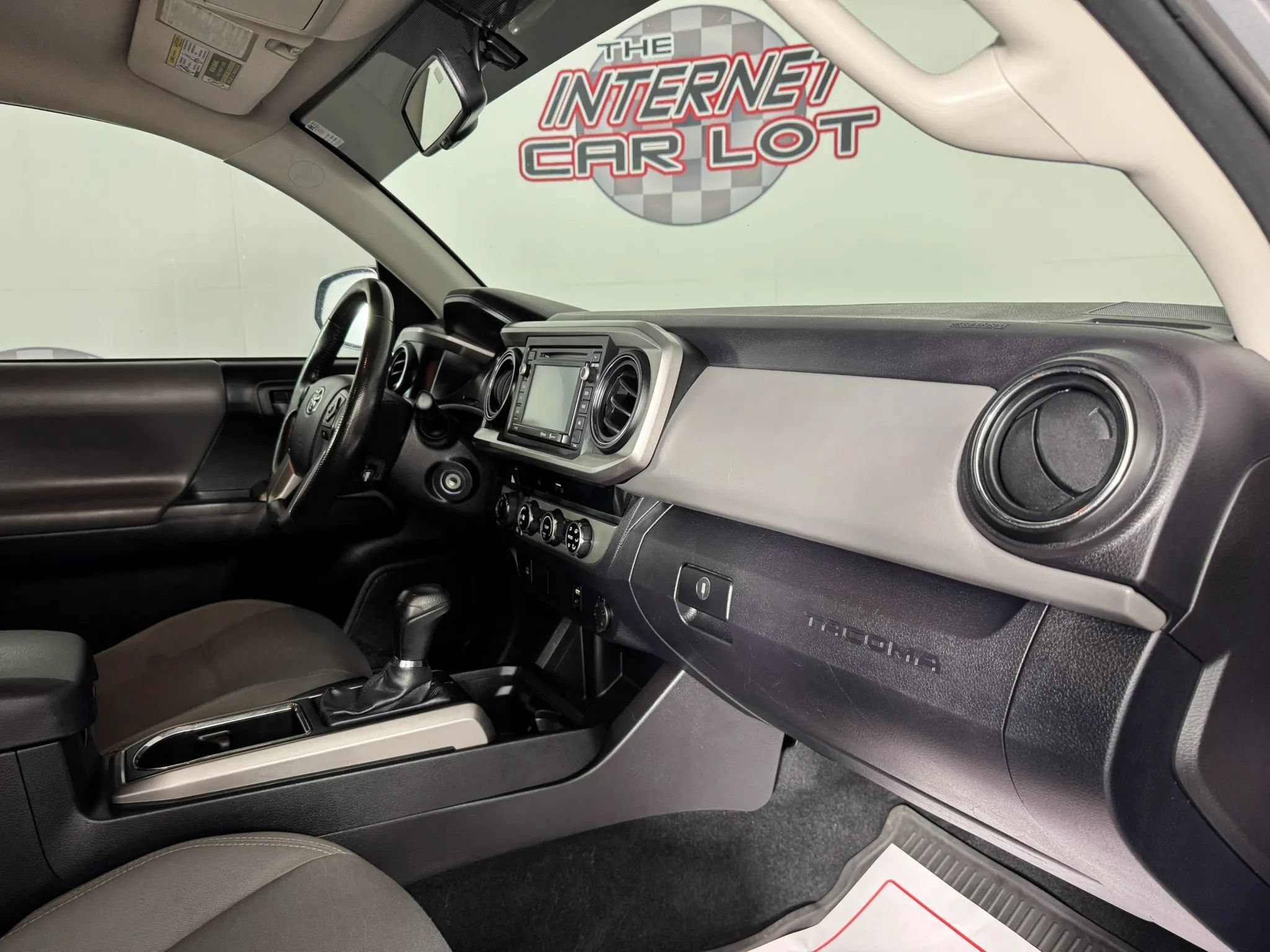 Used 2016 Toyota Tacoma SR5 w/ SR5 Appearance Package (SN) AWD/4WD image 12