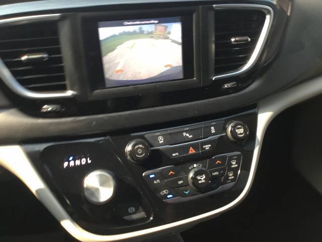 Used 2018 Chrysler Pacifica Touring Plus w/ Tire & Wheel Group FWD image 18