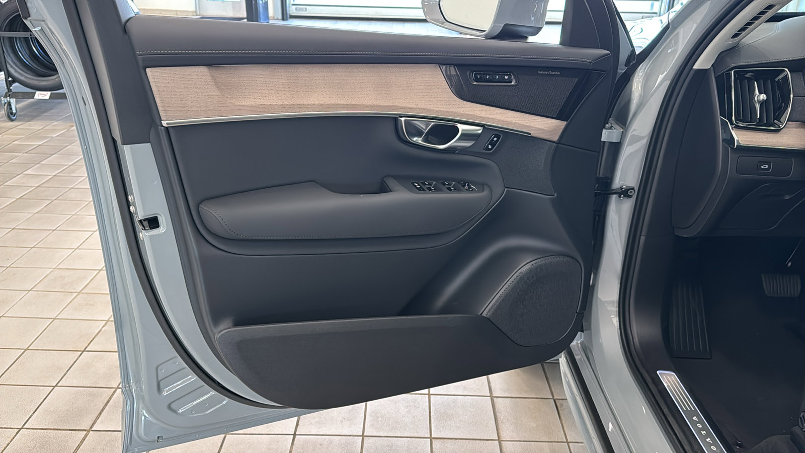 New 2026 Volvo XC90 B6 Plus w/ Protection Package Premier AWD/4WD image 21