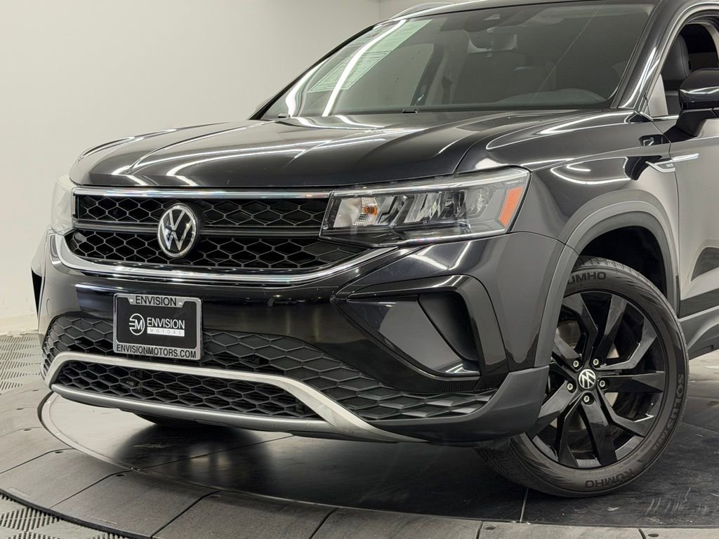 Used 2022 Volkswagen Taos SE w/ Panoramic Sunroof Package video 3