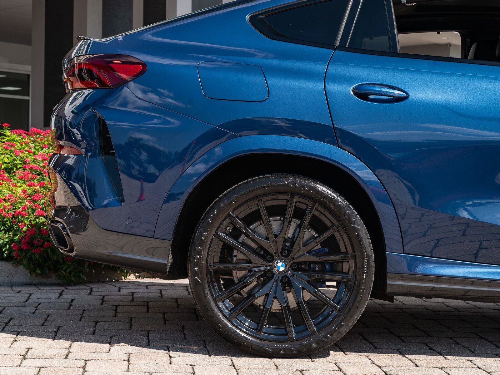 Used 2022 BMW X6 M50i w/ Executive Package AWD/4WD image 28