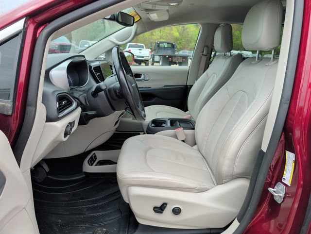Used 2019 Chrysler Pacifica Touring-L w/ Premium Audio Group FWD image 12