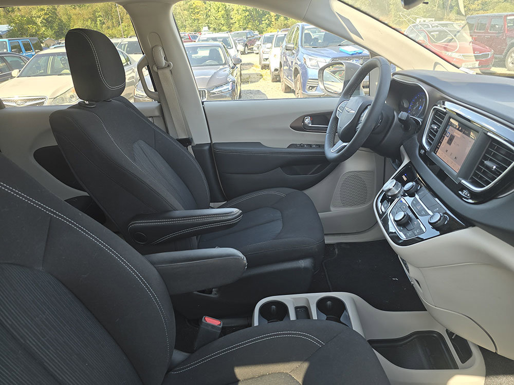 Used 2023 Chrysler Voyager LX image 5