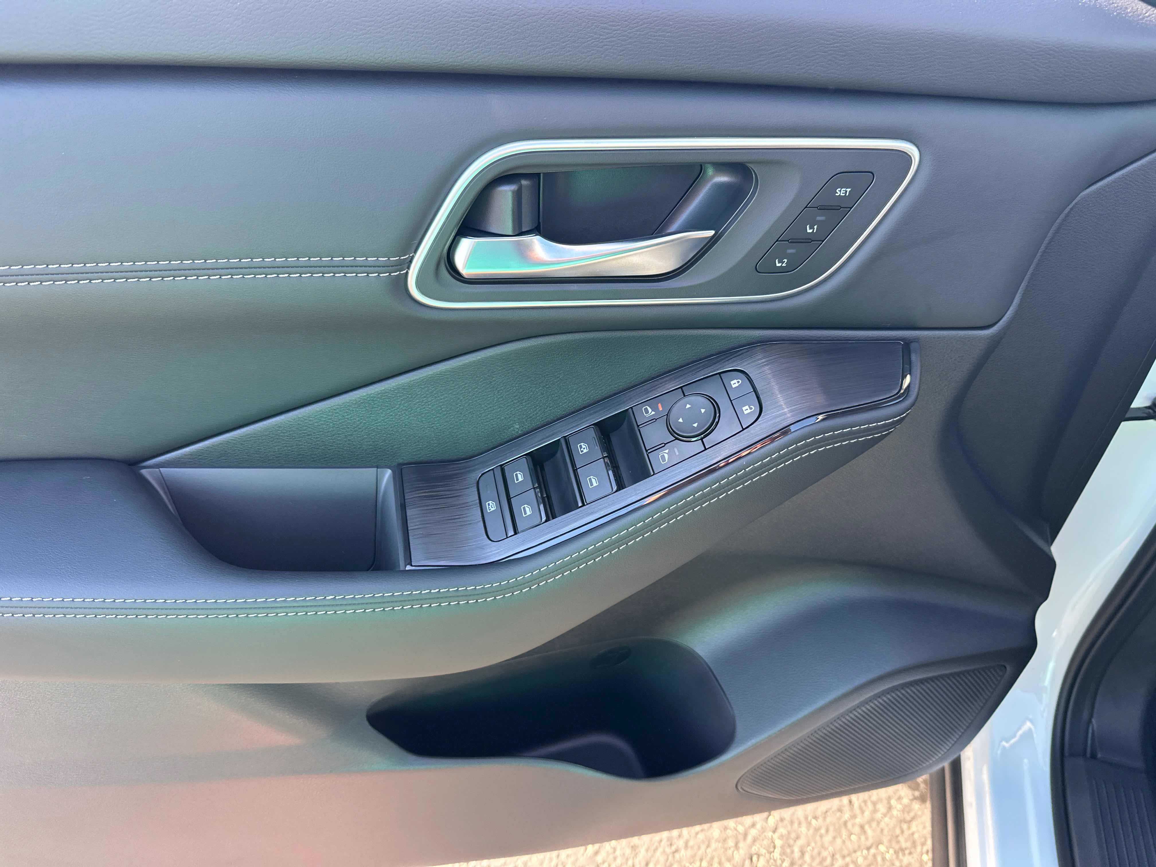 New 2026 Nissan Rogue Platinum AWD/4WD image 17