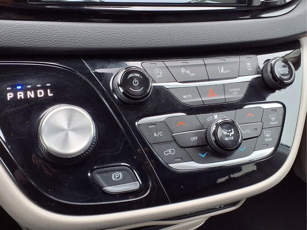 Used 2024 Chrysler Pacifica Touring-L FWD image 12