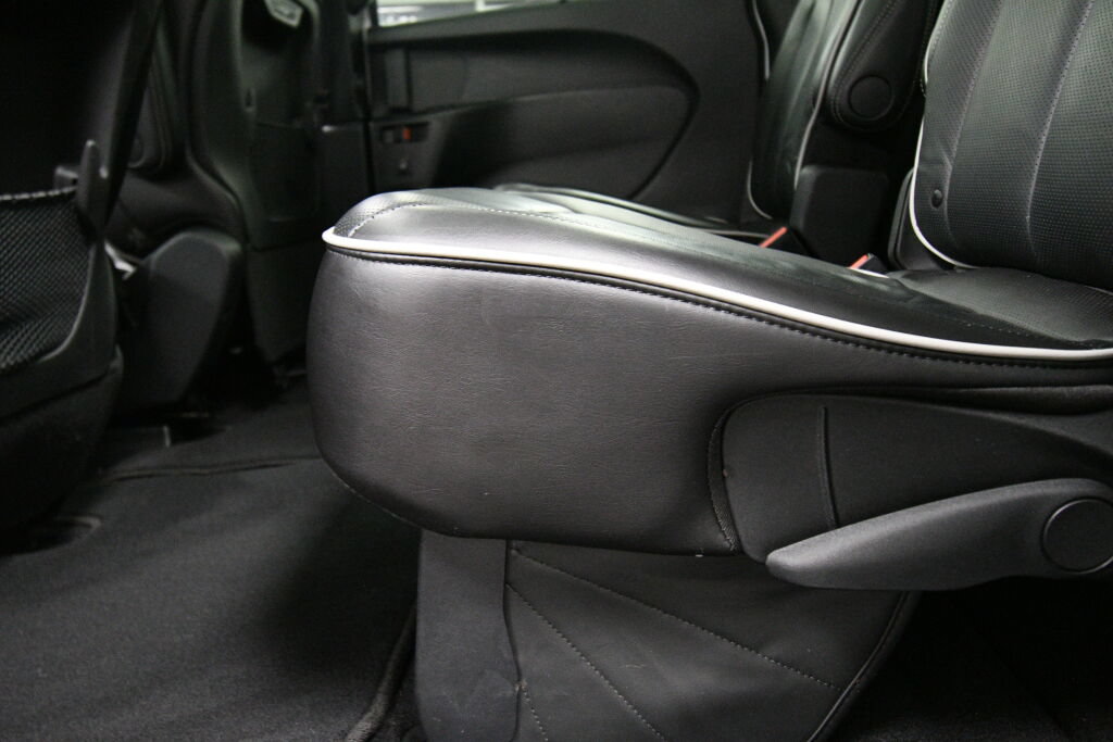 Used 2025 Chrysler Pacifica Limited FWD image 24