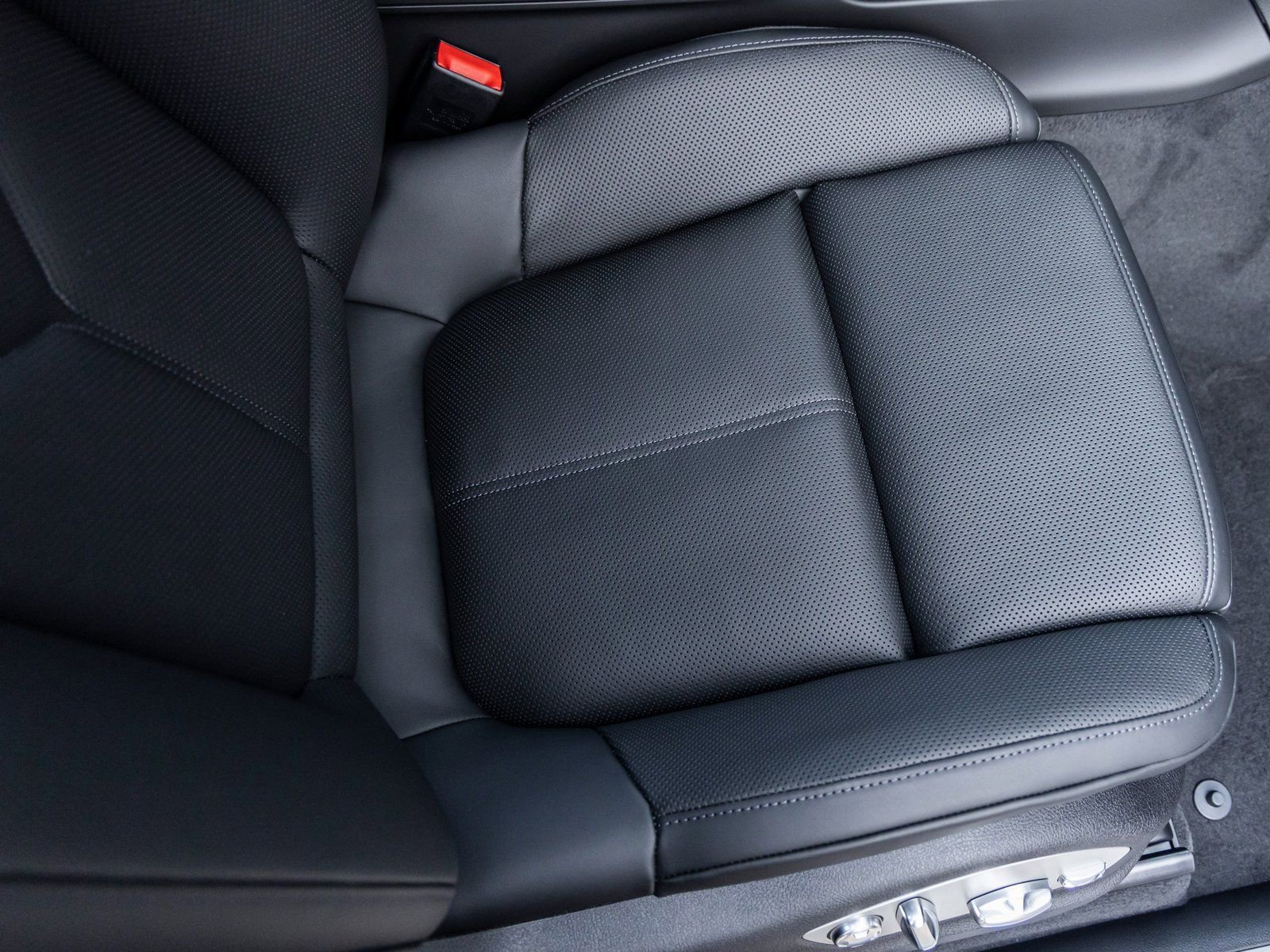 Certified 2025 Porsche Macan S image 44