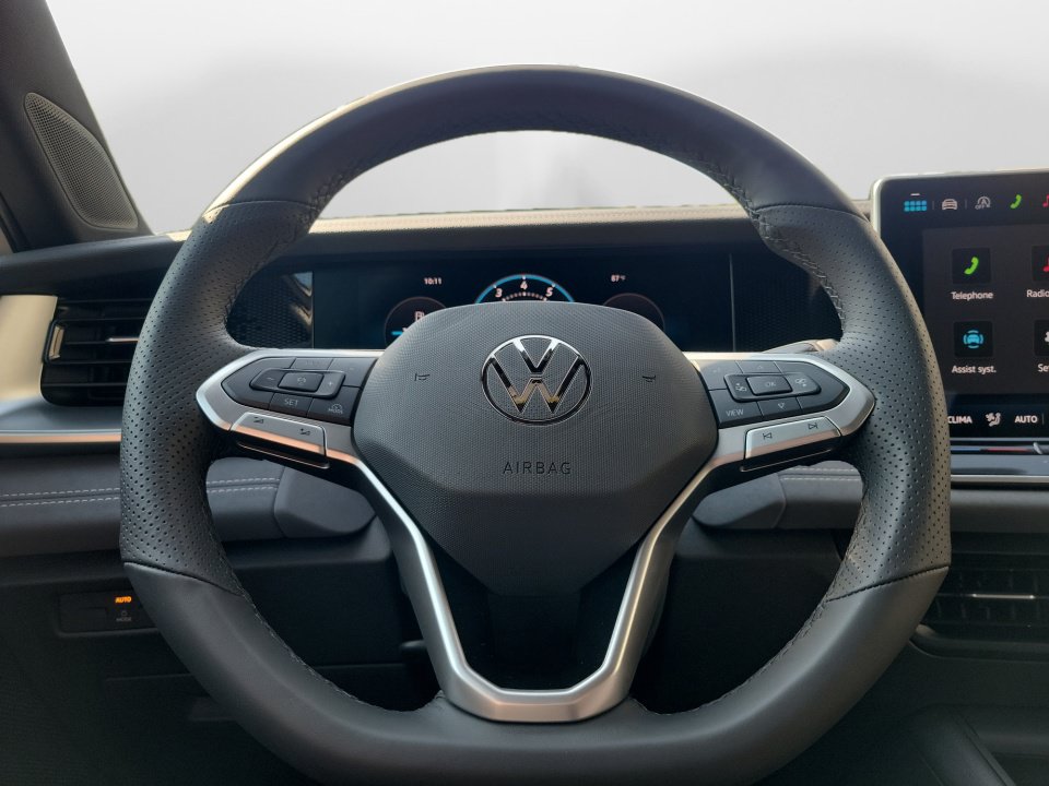 New 2026 Volkswagen Tiguan SE R-Line FWD image 10