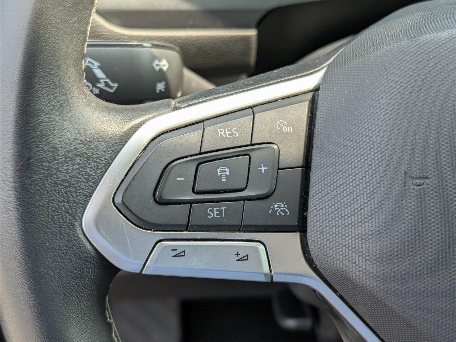Used 2023 Volkswagen Tiguan SE w/ Panoramic Sunroof Package AWD/4WD image 19