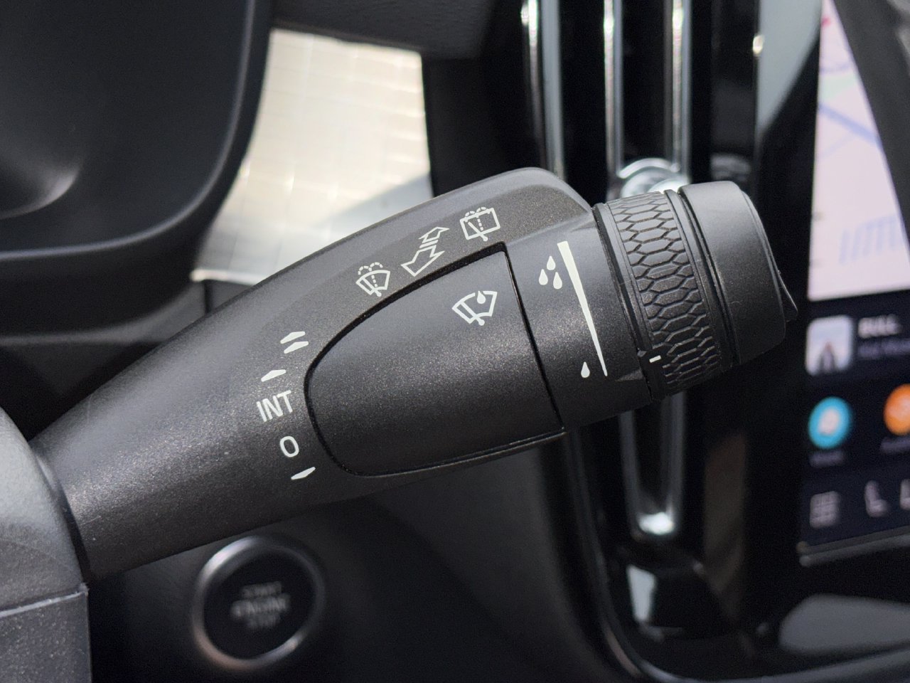 Used 2025 Volvo XC40 B5 Core AWD/4WD image 10