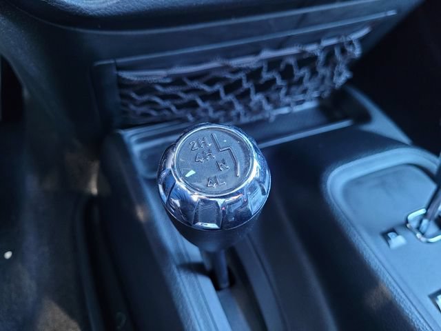 Used 2015 Jeep Wrangler Sahara w/ Connectivity Group AWD/4WD image 10